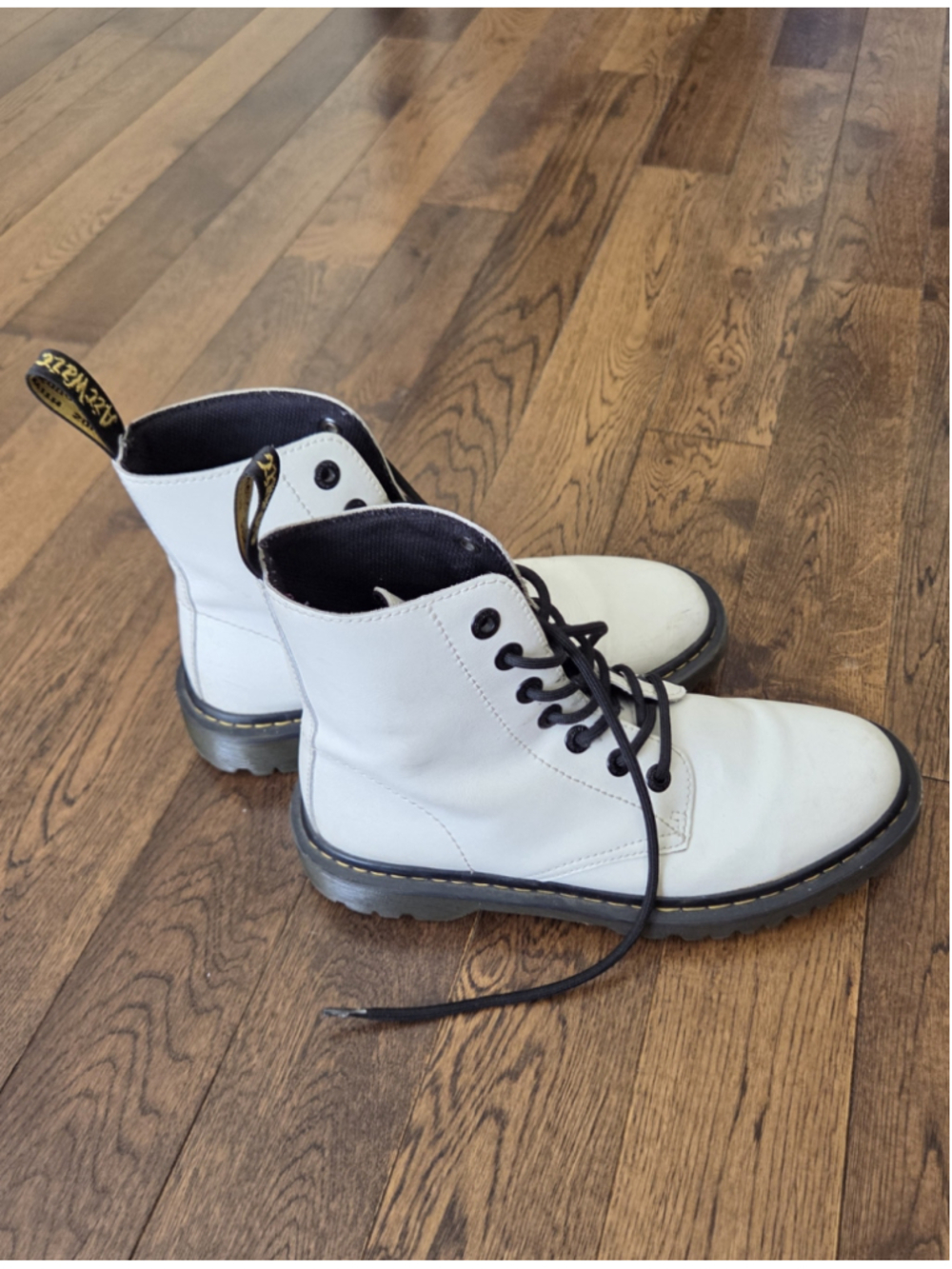 Dr. Martens Luana Lace Up Boots in White, Womens size 8/ Euro 39